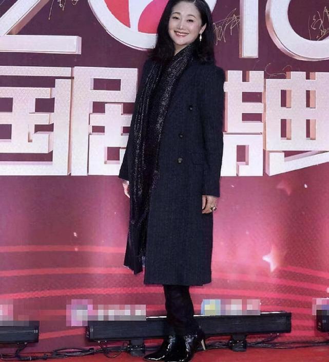 而如今,娟子已经54岁了,身材已经有了发福的迹象.