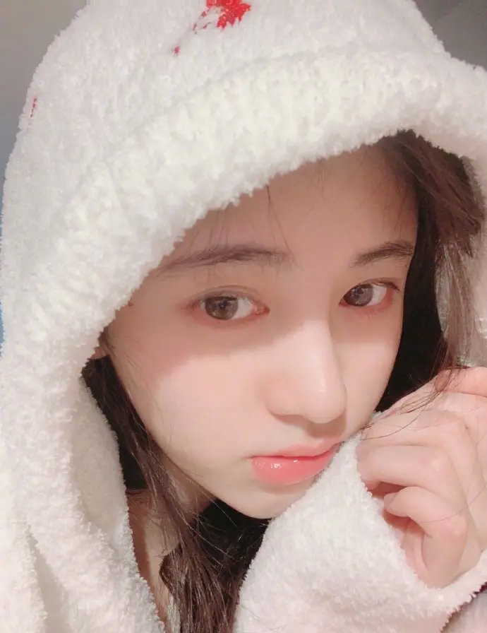 鞠婧祎挑战新发型空气刘海美到飞起小表情太可爱了
