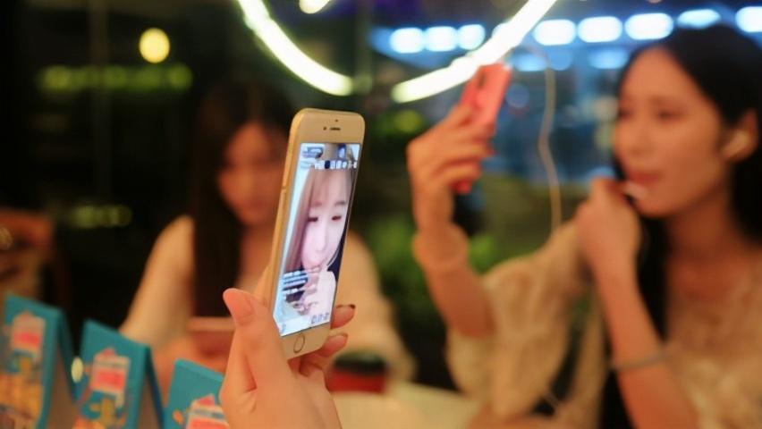 高发|27岁女网红直播突发面瘫，医生提醒：冬季中风高发期，谨记这2件事