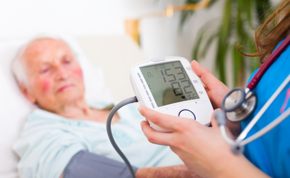 高发|27岁女网红直播突发面瘫，医生提醒：冬季中风高发期，谨记这2件事