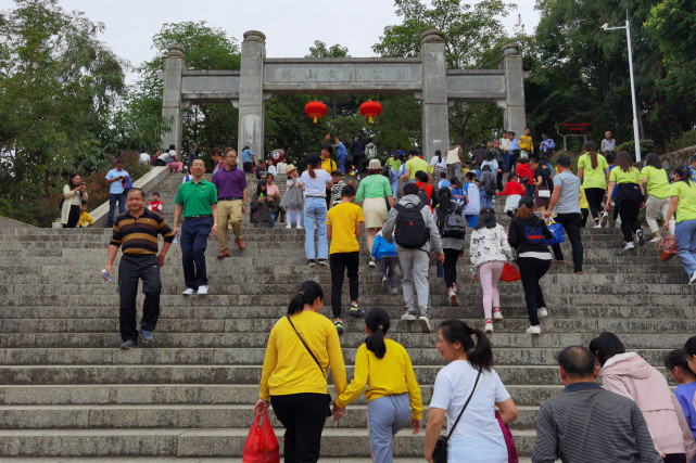 上午,廣東省懷集縣塔山公園,人山人海,現登高人潮.