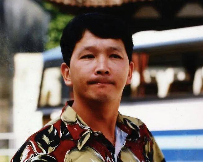 老戏骨|乌龙！香港著名老戏骨街头拍戏被误认为转行卖衣服，网友：实力派