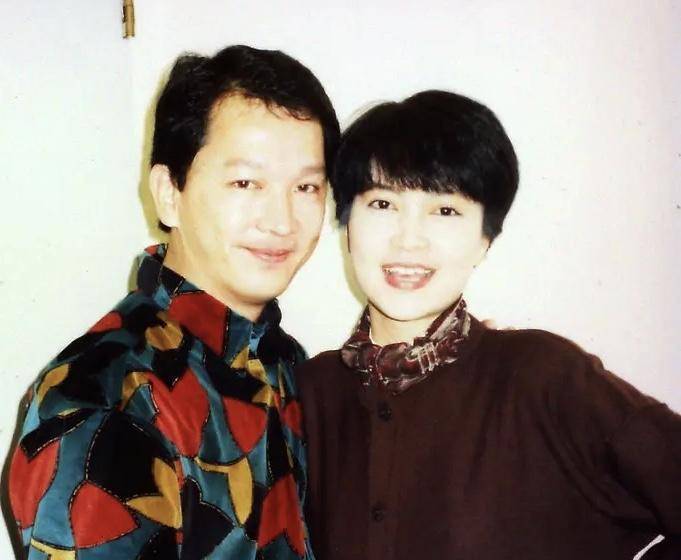 老戏骨|乌龙！香港著名老戏骨街头拍戏被误认为转行卖衣服，网友：实力派