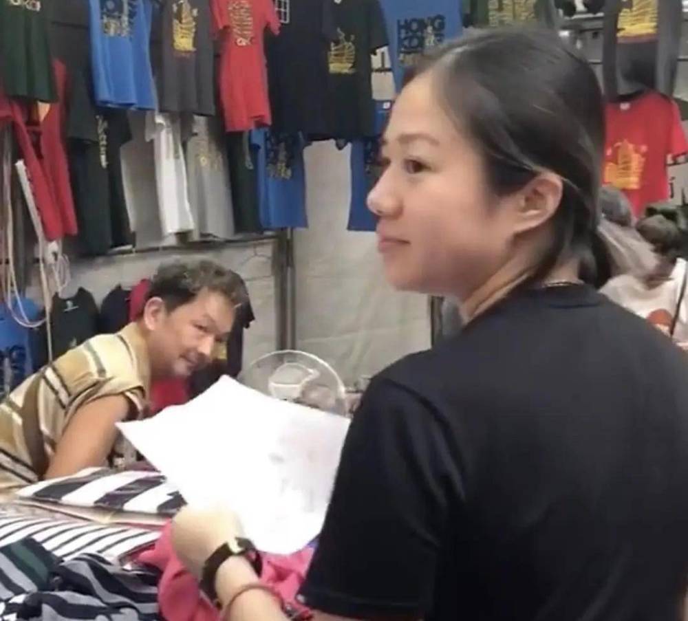 老戏骨|乌龙！香港著名老戏骨街头拍戏被误认为转行卖衣服，网友：实力派