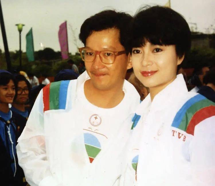 老戏骨|乌龙！香港著名老戏骨街头拍戏被误认为转行卖衣服，网友：实力派