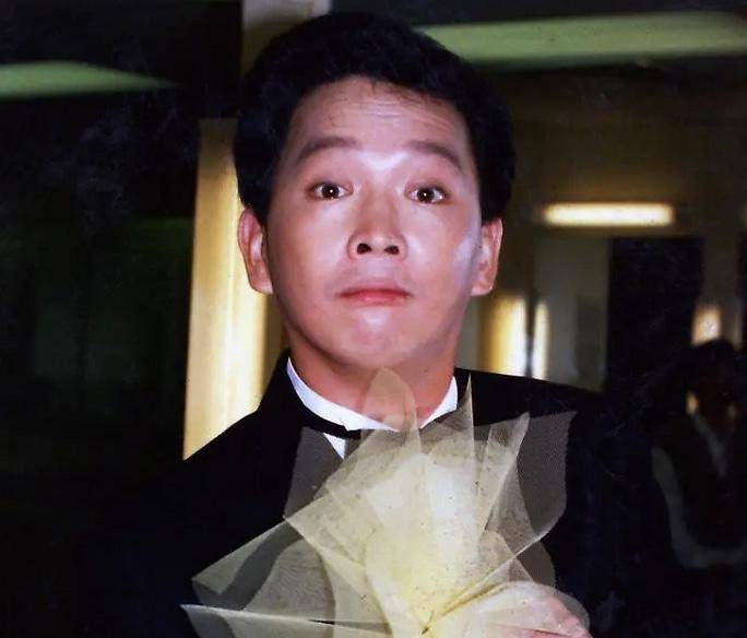 老戏骨|乌龙！香港著名老戏骨街头拍戏被误认为转行卖衣服，网友：实力派