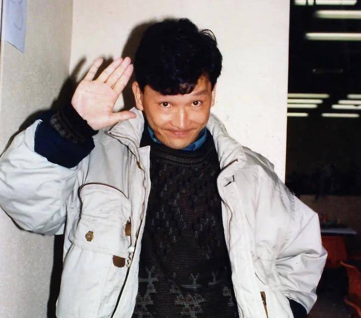 老戏骨|乌龙！香港著名老戏骨街头拍戏被误认为转行卖衣服，网友：实力派