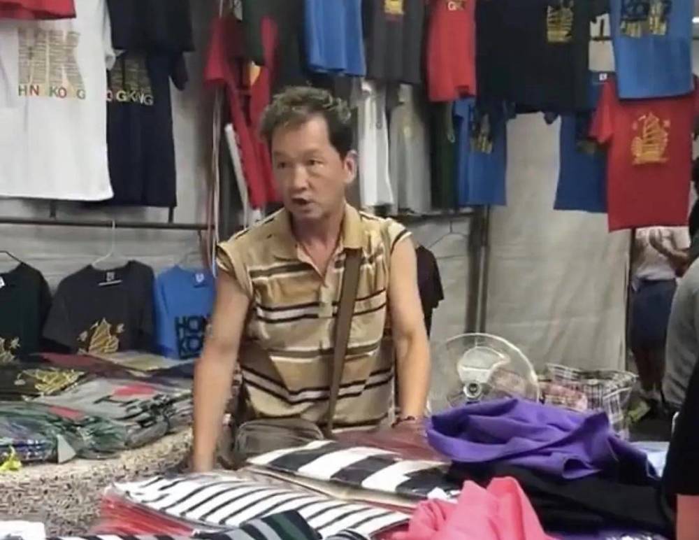 老戏骨|乌龙！香港著名老戏骨街头拍戏被误认为转行卖衣服，网友：实力派