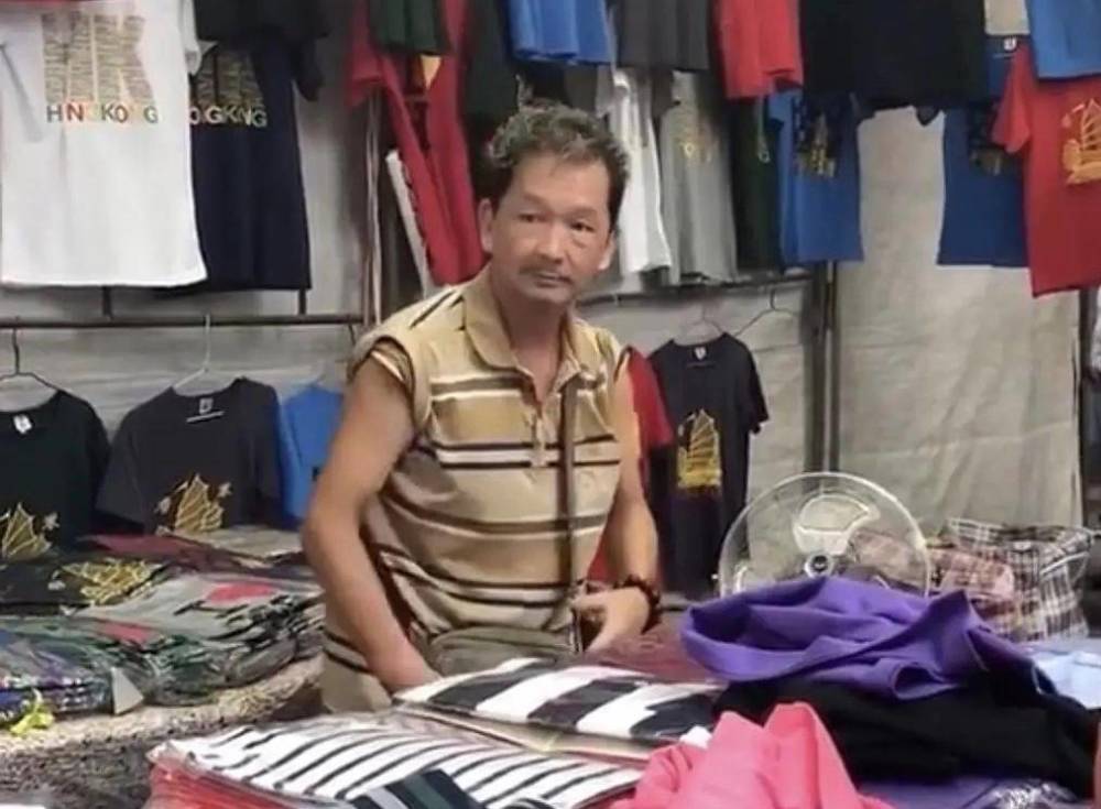 老戏骨|乌龙！香港著名老戏骨街头拍戏被误认为转行卖衣服，网友：实力派