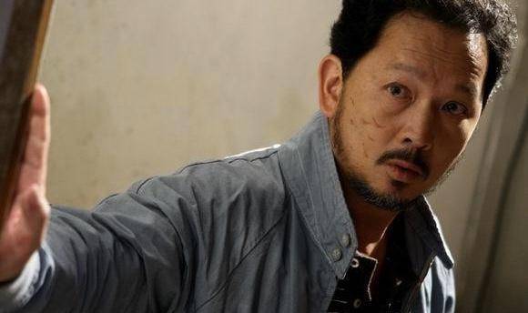 老戏骨|乌龙！香港著名老戏骨街头拍戏被误认为转行卖衣服，网友：实力派