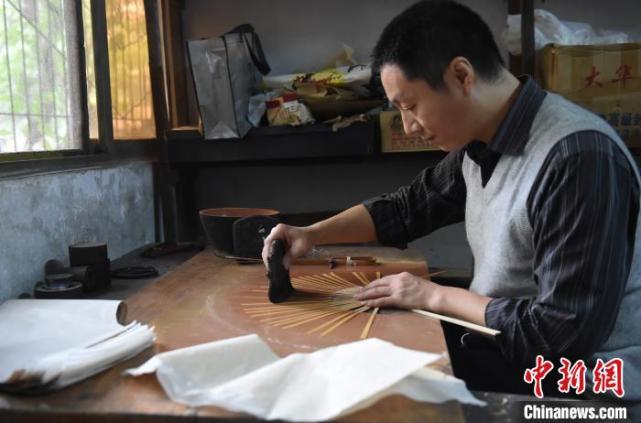 探访中国三大名扇之一:手艺人坚守下的荣昌折扇