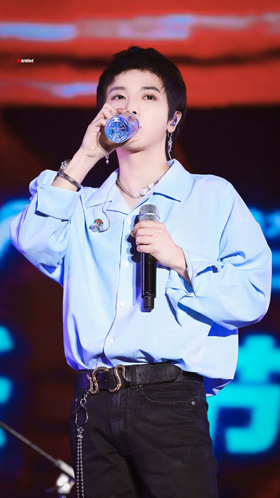 爱豆壁纸丨华晨宇