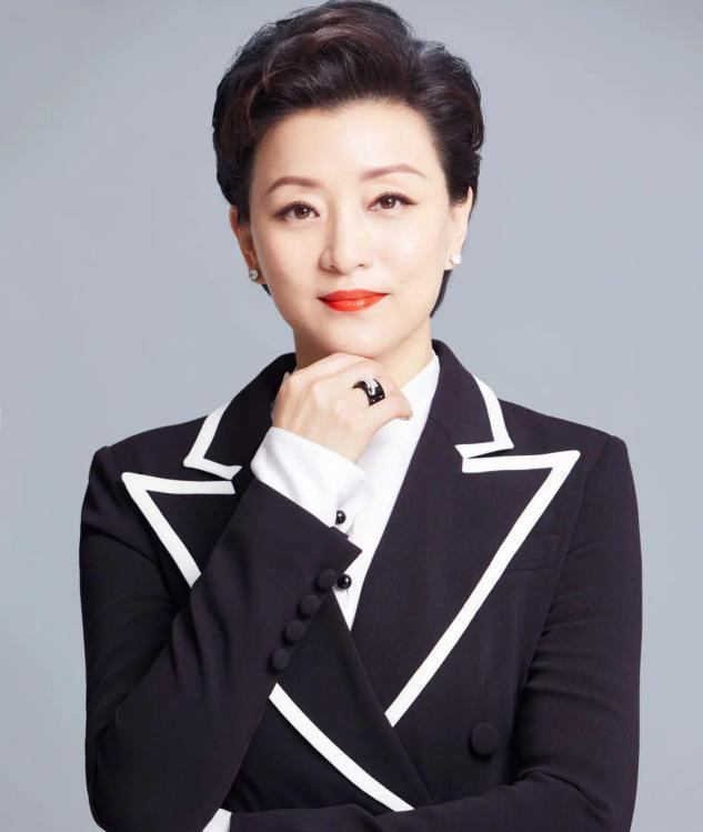 杨澜特有的主持人气质,实在是太干练,不同西装呈现出不同的美!