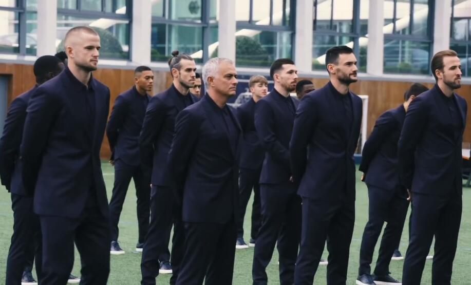 人员齐整热刺全队合影穆里尼奥带队拍西服帅照贝尔不再羞涩