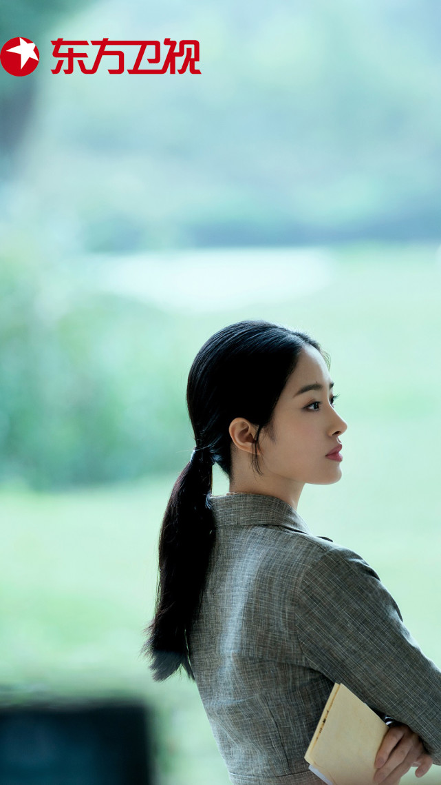 大家对杨采钰这个名字还很陌生,直到接连在冯小刚的两部作品《芳华》