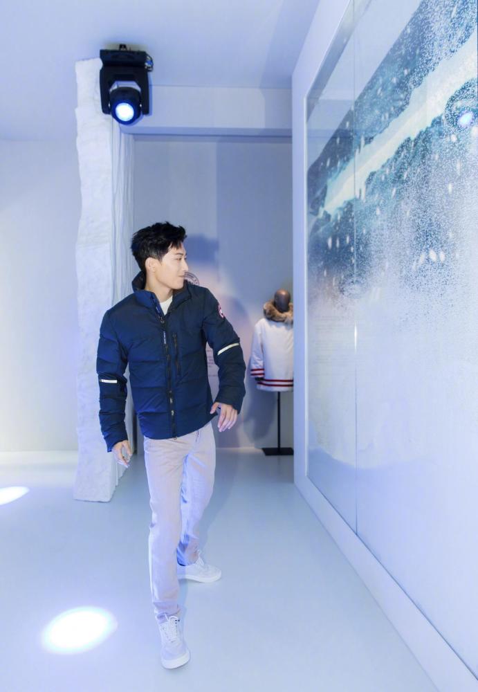 窦骁携豪门女友回西安参加活动黑色短小西装上身愈发干练英俊