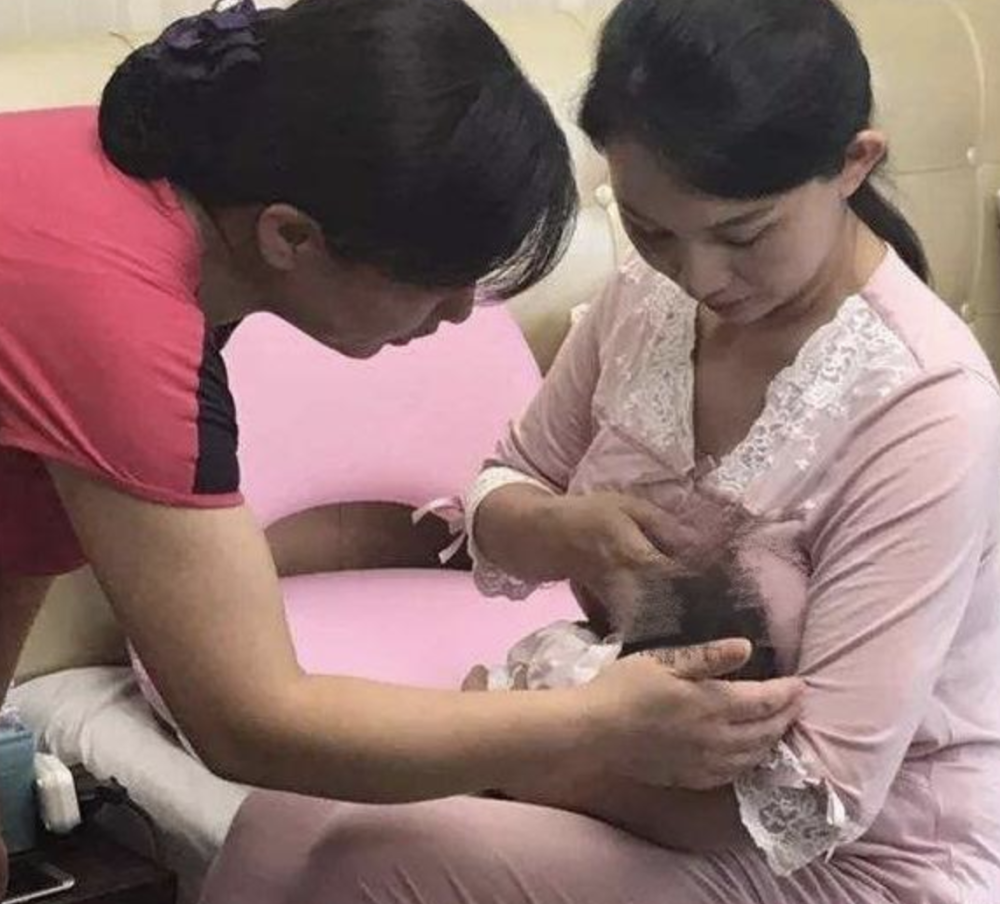 宝妈给宝宝喂奶时公公在旁边逗娃为了家庭和谐该如何应对