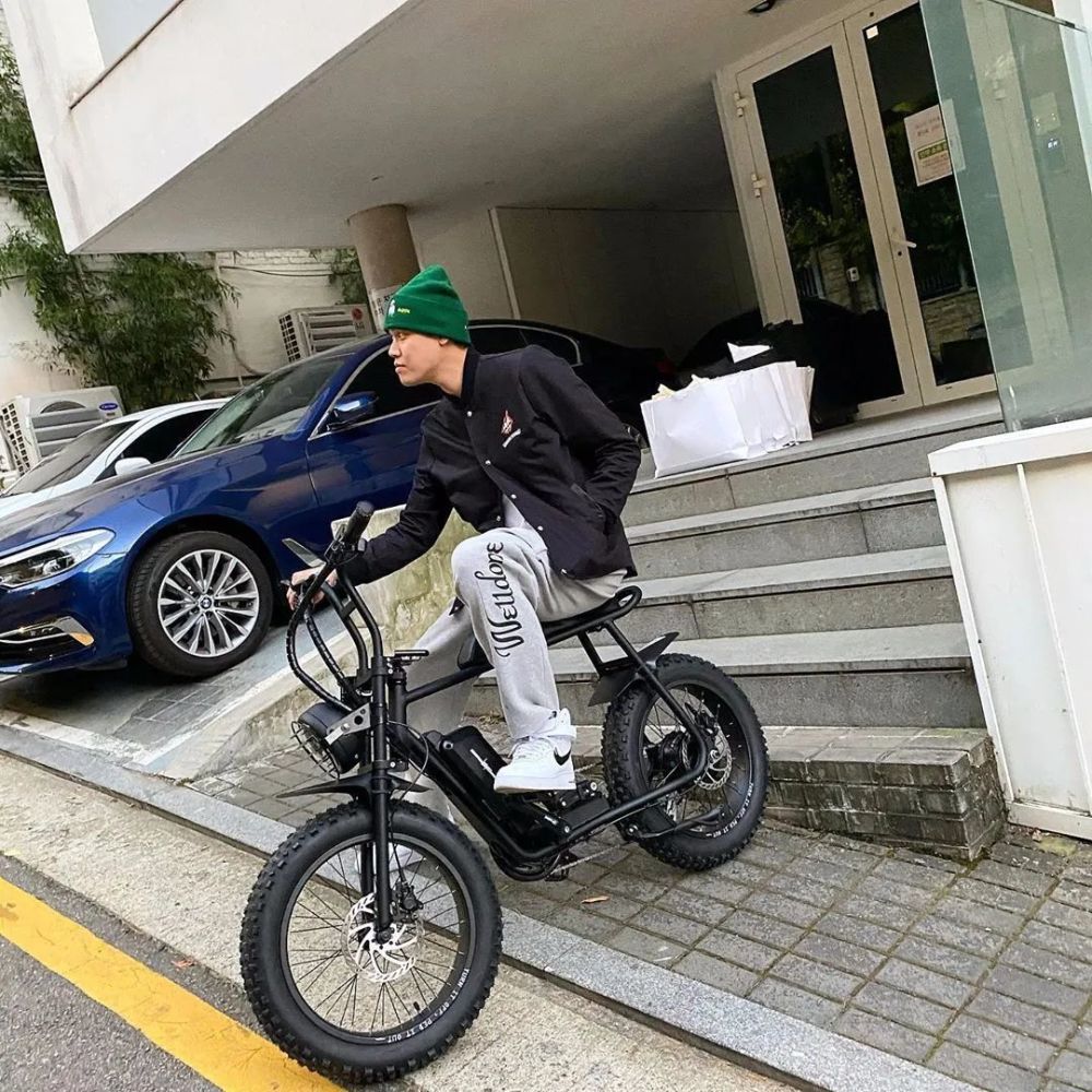 现在都流行权志龙同款电瓶车