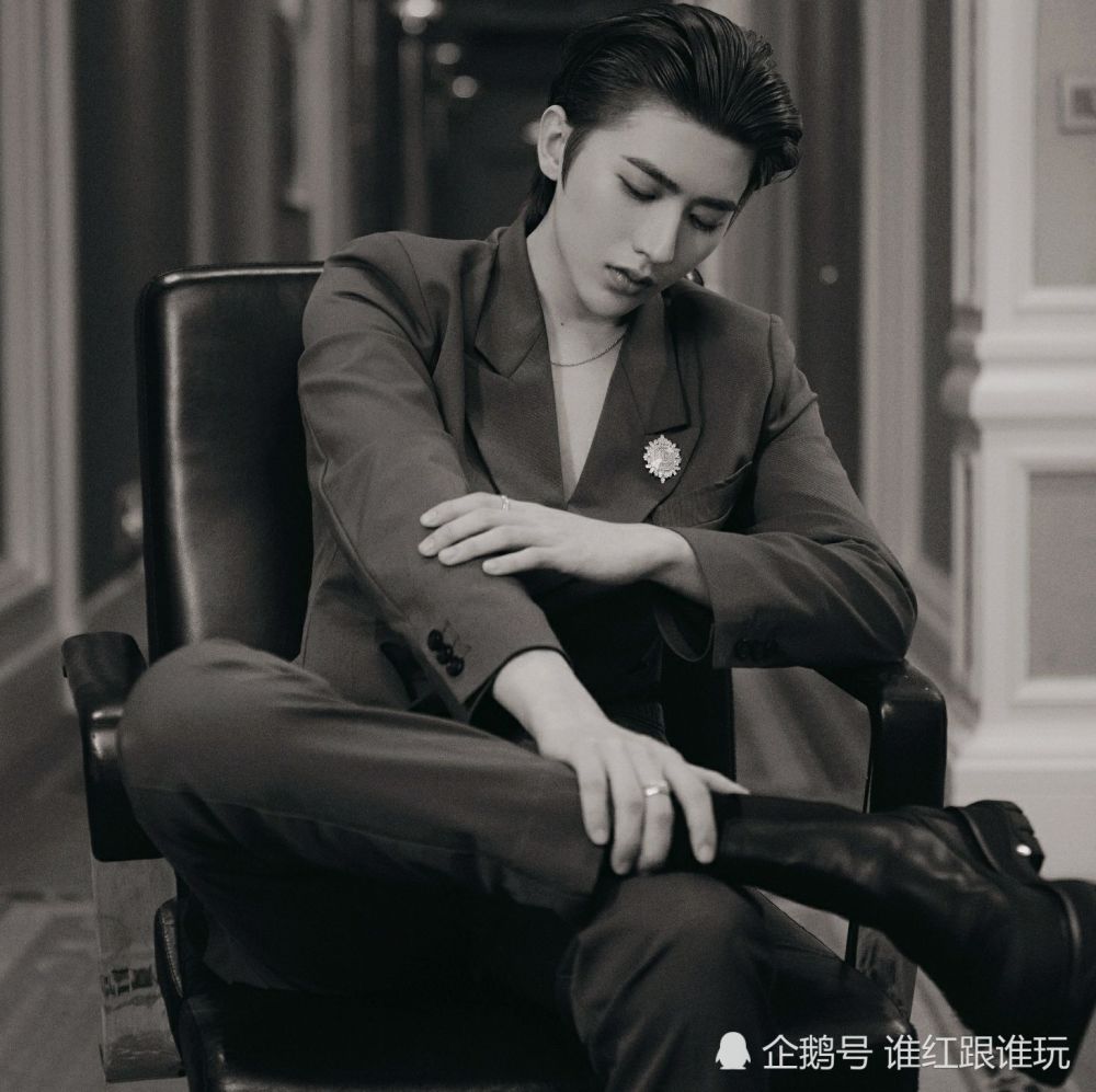 蔡徐坤|压轴出场、第一主桌C位！蔡徐坤的时尚圈咖位，到底有多高？