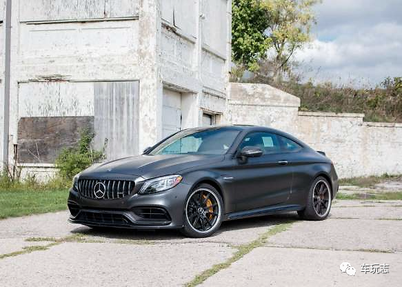 2020年奔驰amgc63s双门跑车夜间奔跑的狂热少年