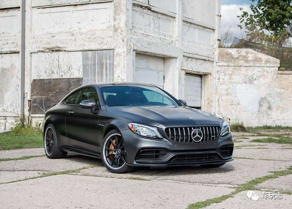 2020年奔驰amgc63s双门跑车夜间奔跑的狂热少年