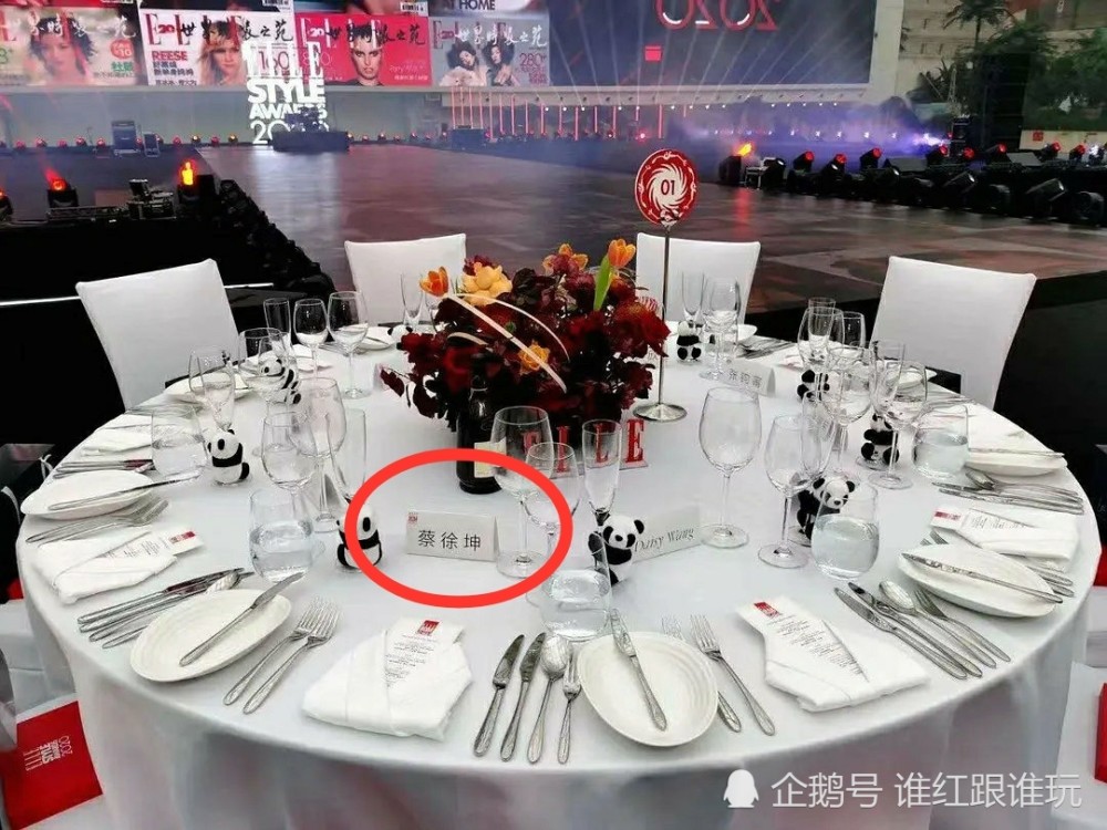 蔡徐坤|压轴出场、第一主桌C位！蔡徐坤的时尚圈咖位，到底有多高？