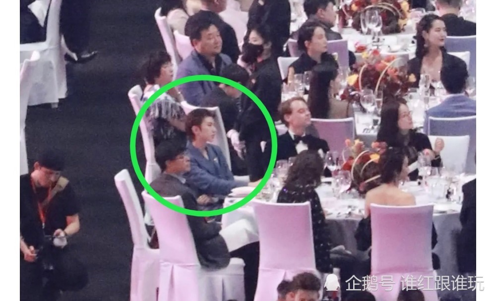 蔡徐坤|压轴出场、第一主桌C位！蔡徐坤的时尚圈咖位，到底有多高？