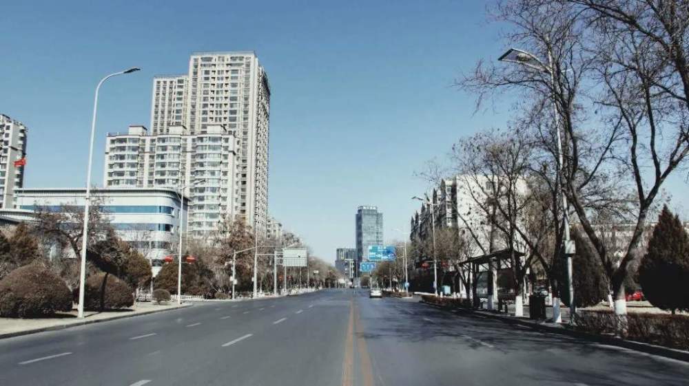 新疆喀什突发疫情店面关门街上空无一人