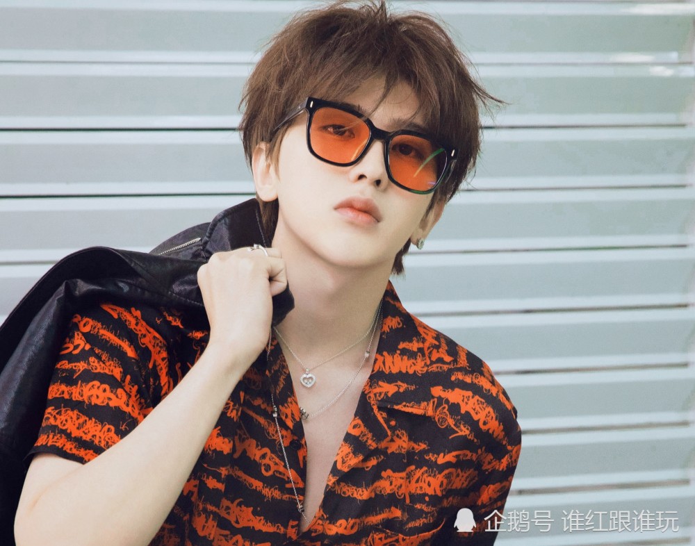 蔡徐坤|压轴出场、第一主桌C位！蔡徐坤的时尚圈咖位，到底有多高？