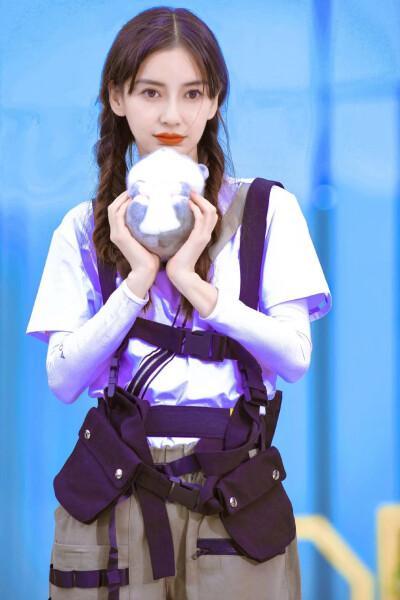 angelababy|Baby下班生图曝光，红唇卷发气质超好，网友：像豪门大小姐