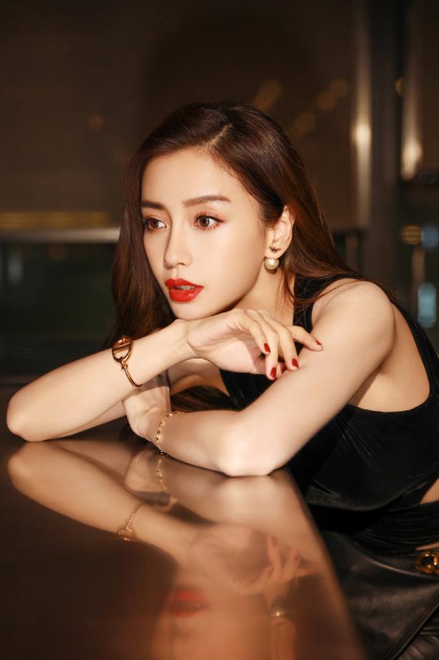 angelababy|Baby下班生图曝光，红唇卷发气质超好，网友：像豪门大小姐