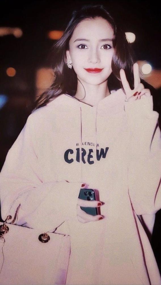 angelababy|Baby下班生图曝光，红唇卷发气质超好，网友：像豪门大小姐