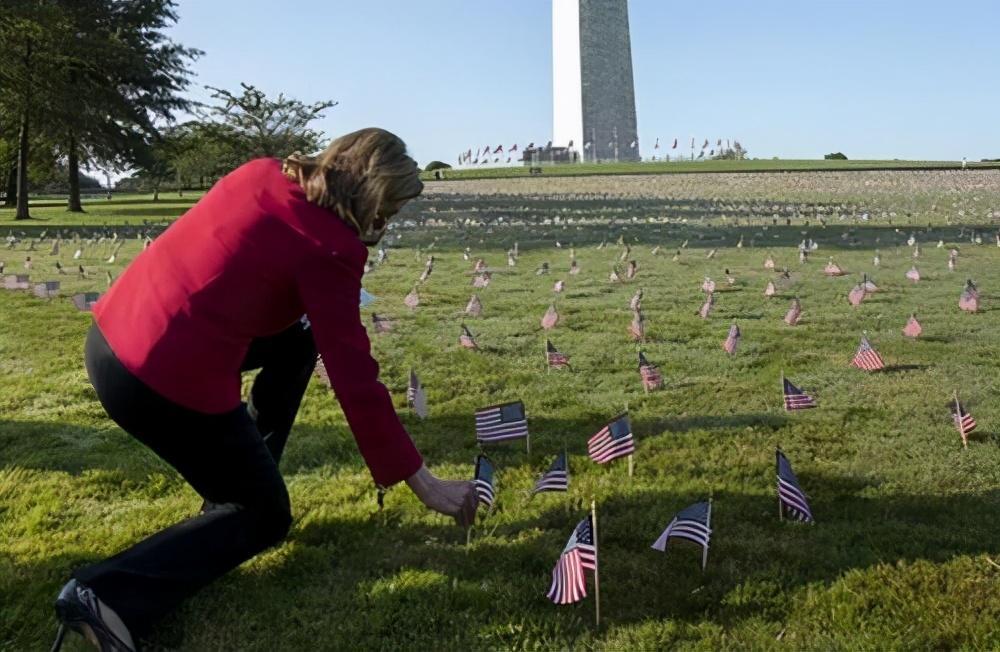 佩洛西亲自插旗