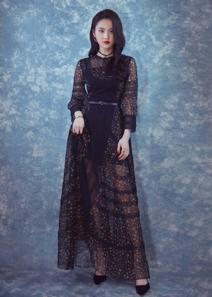 穿上碎花裙的钟楚曦,才是自信舒展的大美人,真是太明艳动人了!