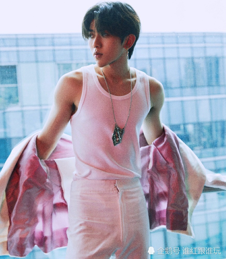 蔡徐坤|压轴出场、第一主桌C位！蔡徐坤的时尚圈咖位，到底有多高？