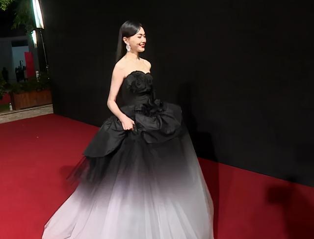 杨幂|杨幂耳环撞款赵丽颖，赵粉怒斥杨幂暗中模仿，反被控诉碰瓷顶流