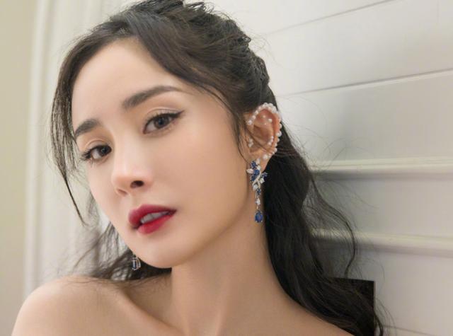 杨幂|杨幂耳环撞款赵丽颖，赵粉怒斥杨幂暗中模仿，反被控诉碰瓷顶流