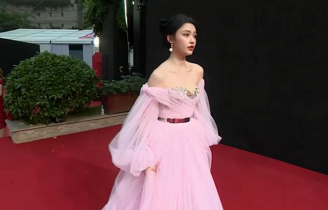 杨幂|杨幂耳环撞款赵丽颖，赵粉怒斥杨幂暗中模仿，反被控诉碰瓷顶流