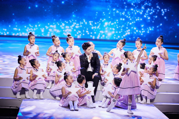 夜空中最亮的星|依旧被重视，肖战再登央视舞台，有些东西不攻自破