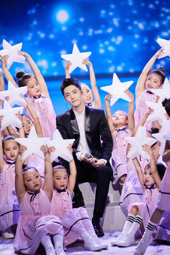 夜空中最亮的星|依旧被重视，肖战再登央视舞台，有些东西不攻自破