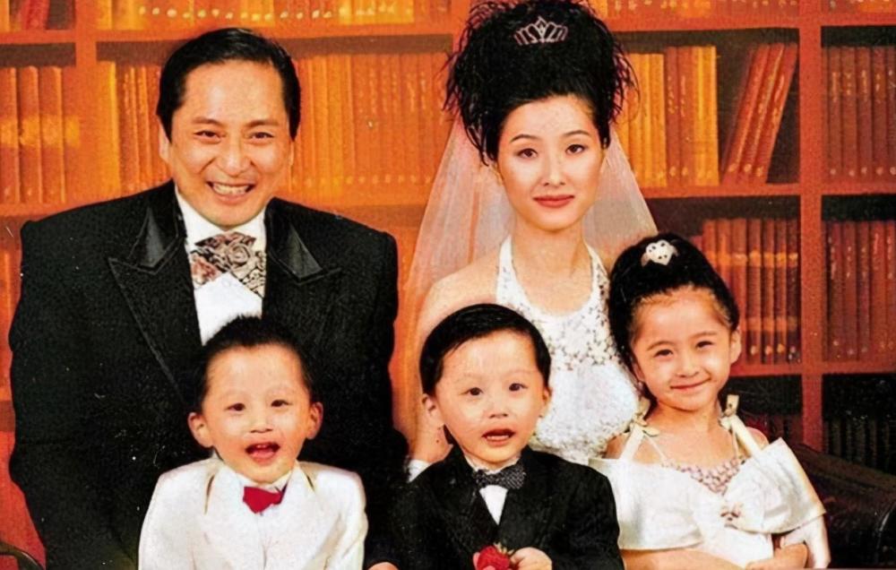 汤镇业|62岁汤镇业现身商演，拍手赔笑工作卖力，晚年四处走穴太心酸