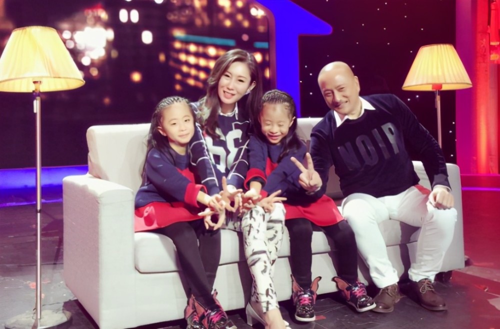 汤镇业|62岁汤镇业现身商演，拍手赔笑工作卖力，晚年四处走穴太心酸