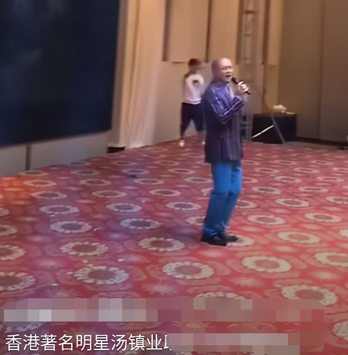 汤镇业|62岁汤镇业现身商演，拍手赔笑工作卖力，晚年四处走穴太心酸