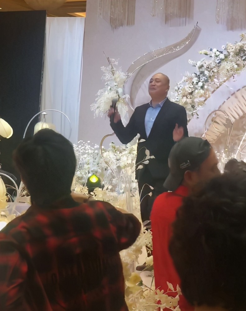 汤镇业|62岁汤镇业现身商演，拍手赔笑工作卖力，晚年四处走穴太心酸