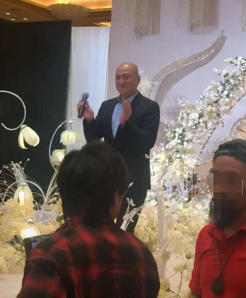 汤镇业|62岁汤镇业现身商演，拍手赔笑工作卖力，晚年四处走穴太心酸