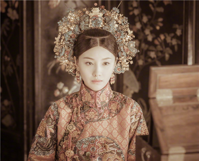 她仅比姐姐七公主小两岁,所以并未得到乾隆过多的关注.