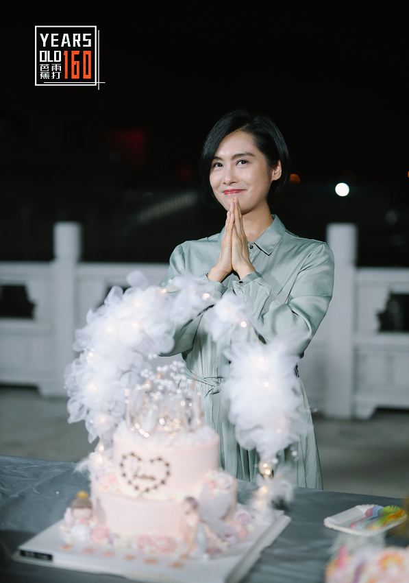 紫霞仙子朱茵生日剧组给她庆生送惊喜高清照哪像49岁