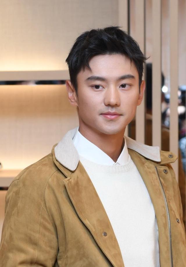 1米91宁泽涛展现绅士风度半蹲和女粉丝合影十足暖男一枚