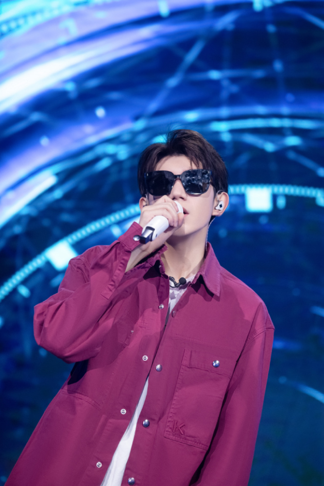 王源|王源晒和陈小春新作，王俊凯和千玺热情捧场，文案尽显兄弟情深