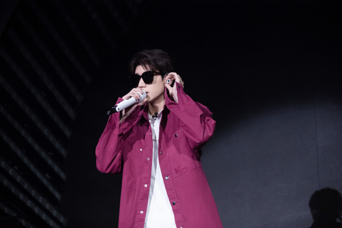 王源|王源晒和陈小春新作，王俊凯和千玺热情捧场，文案尽显兄弟情深